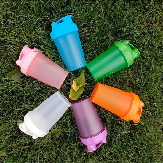 Comercio al por mayor personalizado Fitness Loop Top Classic Botella agitadora de proteínas sin BPA con bola mezcladora para actividades de gimnasio